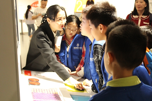 青少年了解血液健康科普知識。主辦方供圖