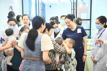 試管家庭帶新生寶寶返院活動現場。重慶北部婦產醫院供圖