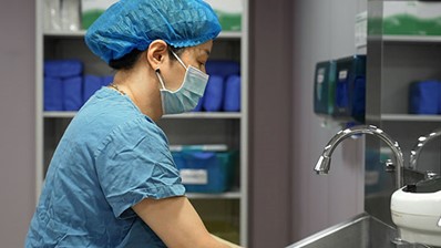 曾品鴻做術前準備。重慶北部婦產醫院供圖