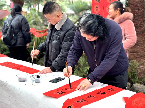 為市民書寫對聯。陳俊攝