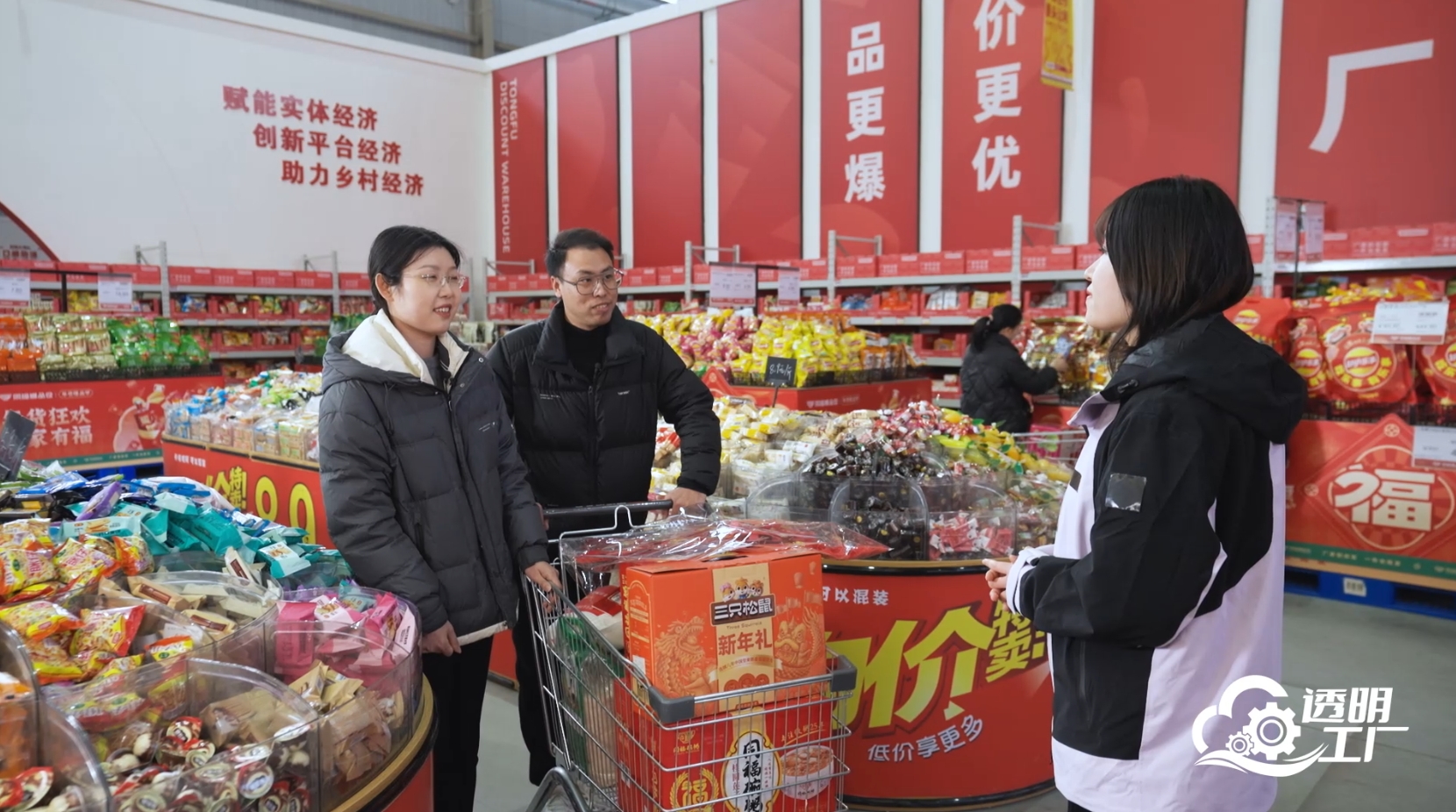 直播期間，人民網記者采訪消費者。