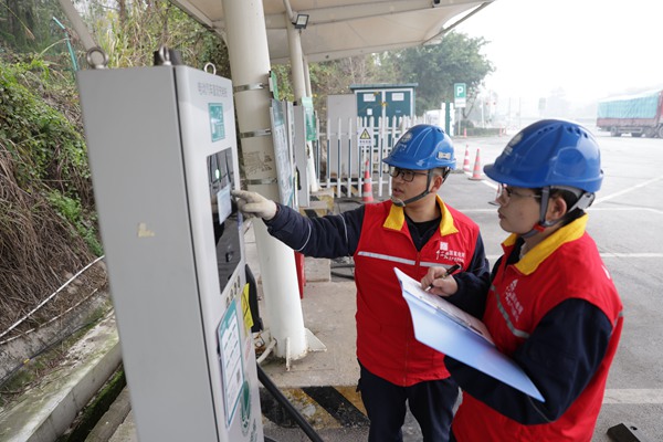 工作人員開展安全檢查。江津區委宣傳部供圖