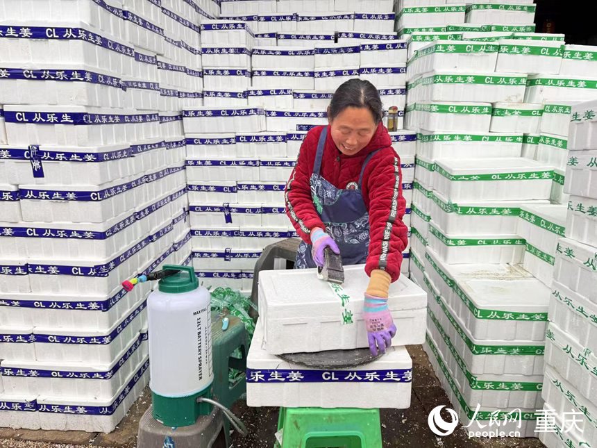 店員正在打包生姜。人民網記者 胡虹攝