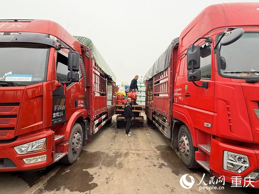 劉長云正在搬運貨物。人民網記者 胡虹攝