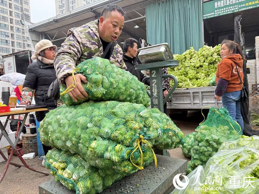 采購商正將采購的“兒菜”過秤。人民網記者 胡虹攝