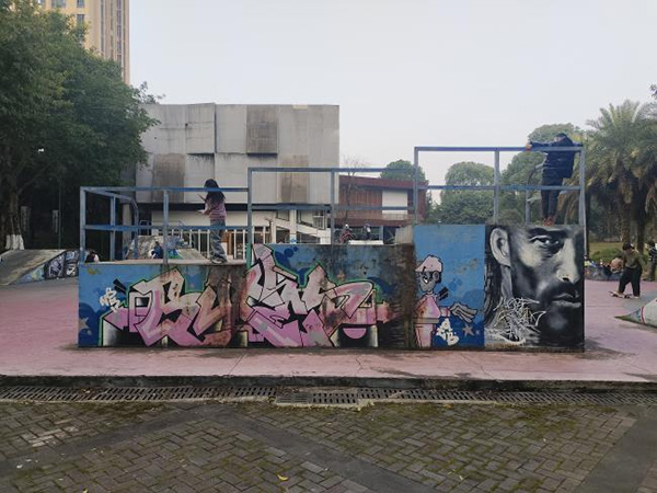 高新區青年廣場滑板公園內彩色墻繪色彩暗淡。重慶高新區團工委供圖