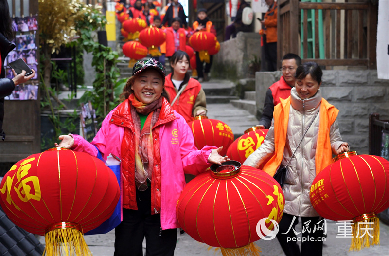 志愿者們在黃葛古道敦厚坡老街掛燈籠。人民網記者 劉祎攝