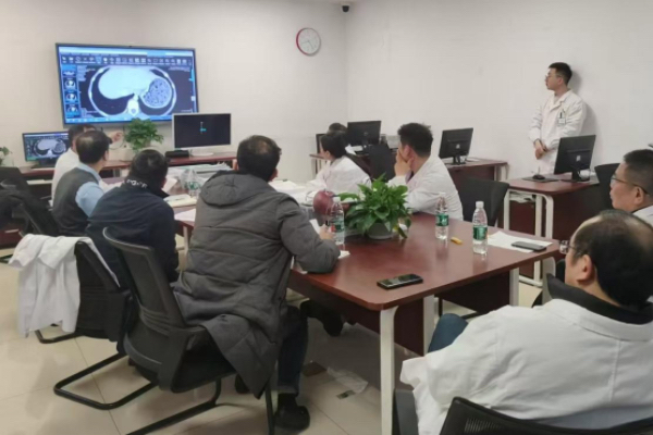 組織專家會診。重醫附二院供圖