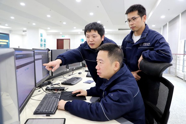 程政（左一）和同事開展電力數據監測。國網永川供電公司供圖