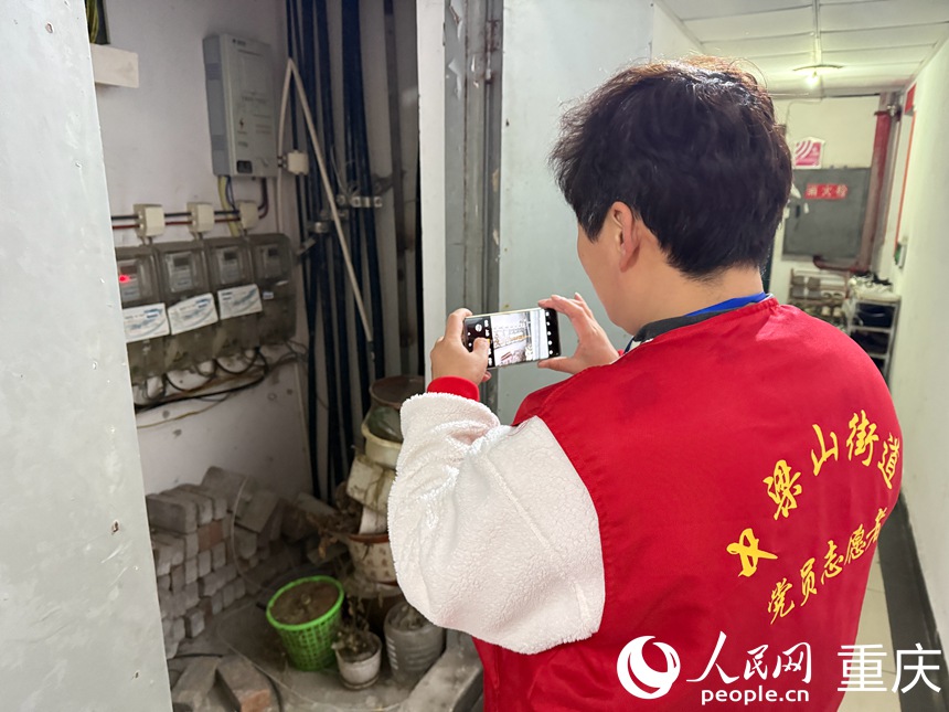 巡查過程中文登群會拍下需要整改的問題。人民網記者 胡虹攝