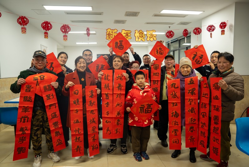 民警現場寫春聯送給居民。渝中區公安分局供圖