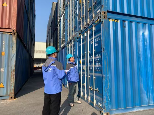 工作人員對集裝箱進行檢查。渝新歐（重慶）供應鏈管理有限公司供圖