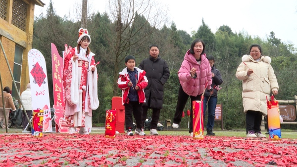 市民在金刀峽景區體驗投壺。田濟申攝