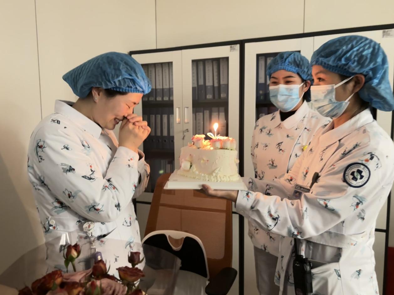 值班同事為馬曉麗（左一）送上生日祝福。受訪者供圖