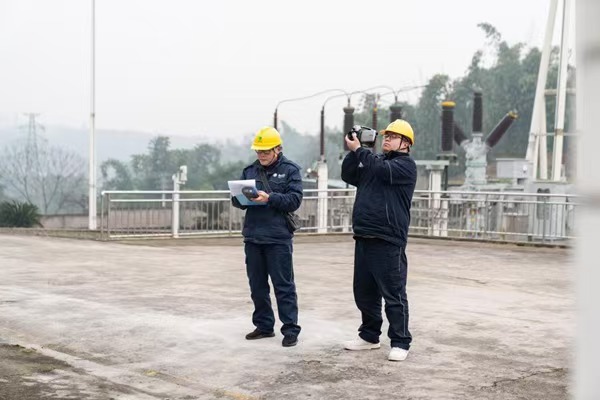 電力人員利用紅外測溫儀檢查設備運行情況。國網重慶永川供電公司供圖