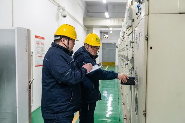 電力人員檢查變電設備運行情況。國網重慶永川供電公司供圖