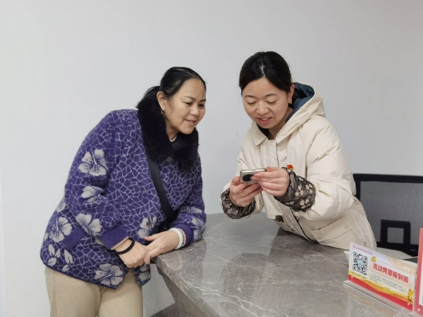 翠園社區工作人員接待辦事居民。大渡口區融媒體中心供圖