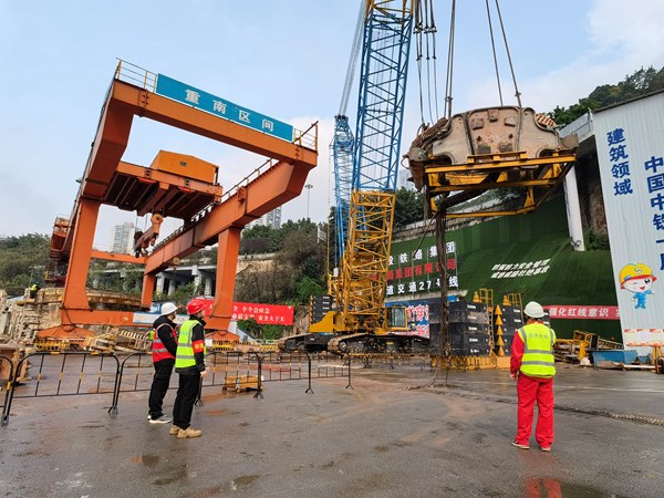 城軌快線27號線長江隧道施工現場，工人加緊組裝盾構機。重慶交通開投集團供圖