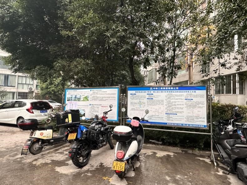 小區公示欄張貼著果塘路站信息及施工道路導改方案公告。周小平攝