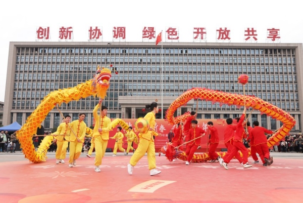舞龍表演。重慶市萬靈山旅游開發集團有限公司供圖