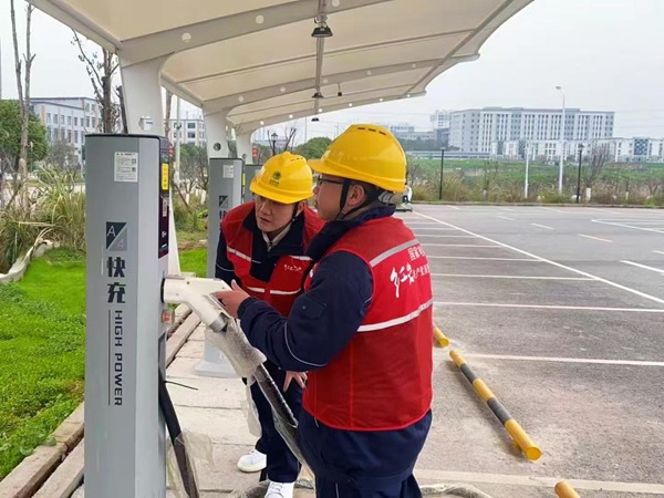 電力員工對充電設施進行安全檢查。國網重慶永川供電公司供圖