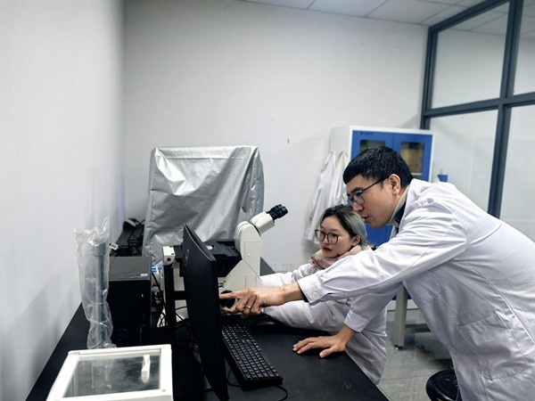 高峰博士正在實驗室查看試驗數據?？萍既請笥浾?雍黎 攝