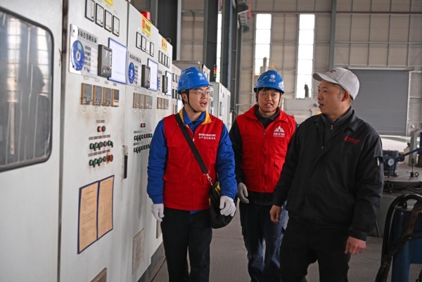 2月12日，川渝兩地供電公司組織共產黨員服務隊對高竹新區內重點企業進行聯合巡檢，確保企業用電穩定。向江微攝