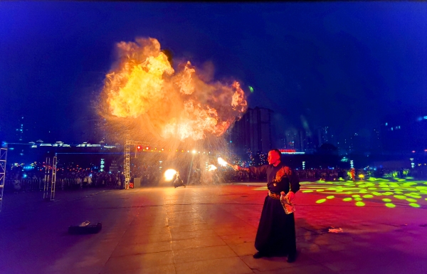 川劇吐火。王新蓮攝