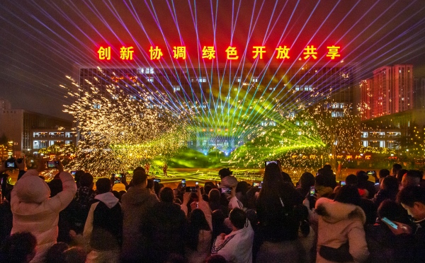 打鐵花表演。張春連攝