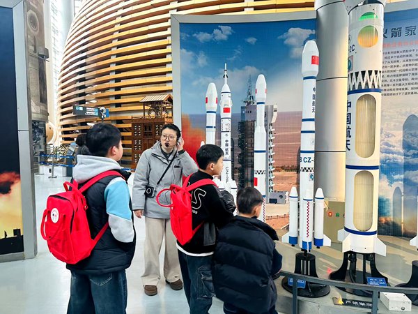 孩子們了解航天知識?；顒又鬓k方供圖