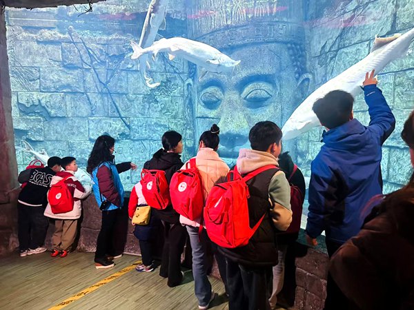 孩子們走進海洋館?；顒又鬓k方供圖