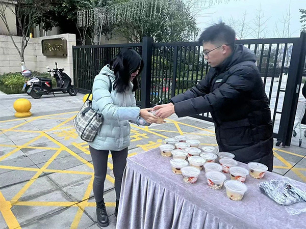 物業熬煮湯圓送給業主。華僑城物業重慶分公司供圖