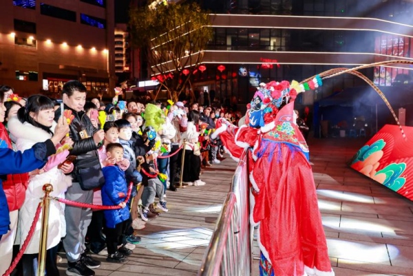 川劇變臉大師與市民們互動。九龍坡區文旅委供圖