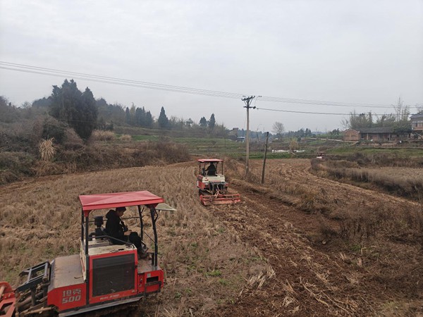 旋耕作業。重慶智慧農服集團供圖