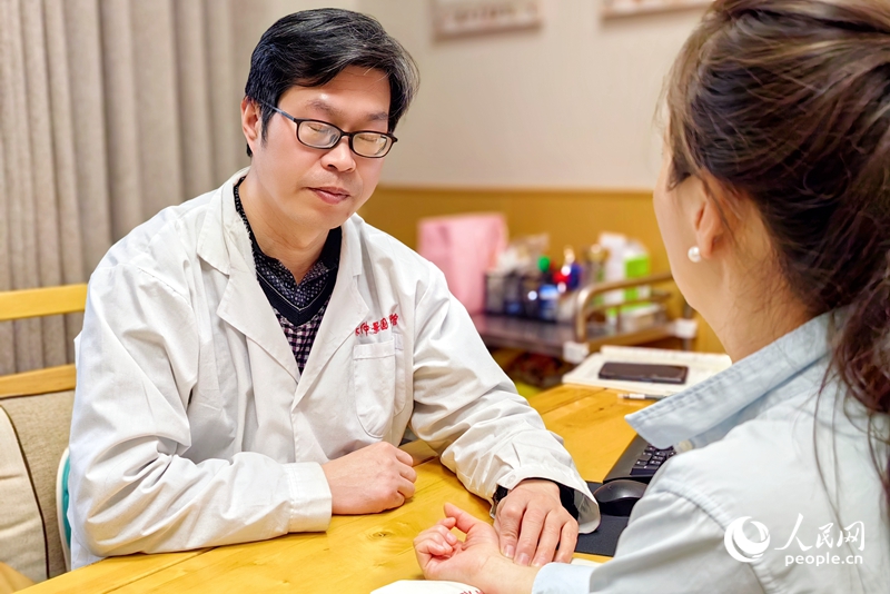 中醫館里，一名中醫正在把脈問診。人民網 程明輝攝