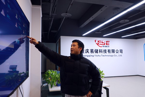 宋連為客戶介紹集裝箱式儲能遠程控制、錯峰調配。兩江協同創新區供圖