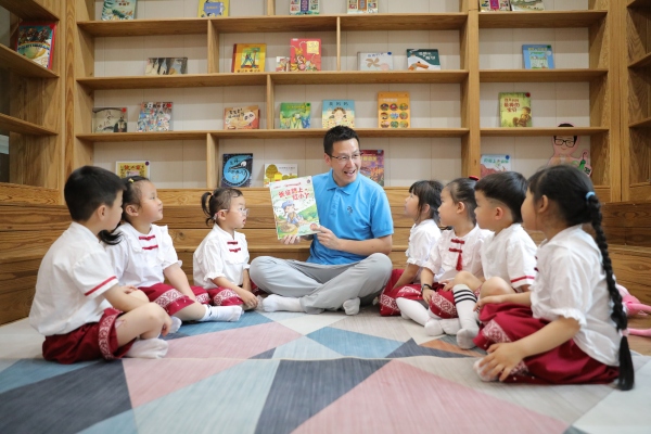 豌豆大叔講故事。渝中區教委供圖