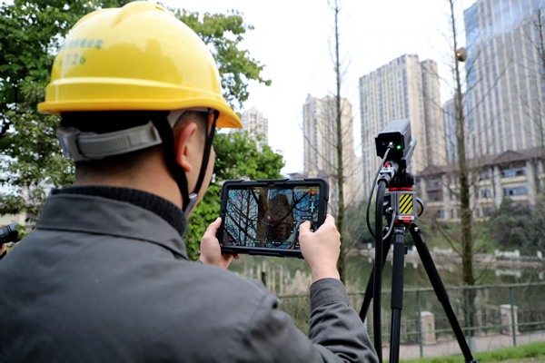 通過可視化界面監視激光處置情況。國網重慶永川供電公司供圖