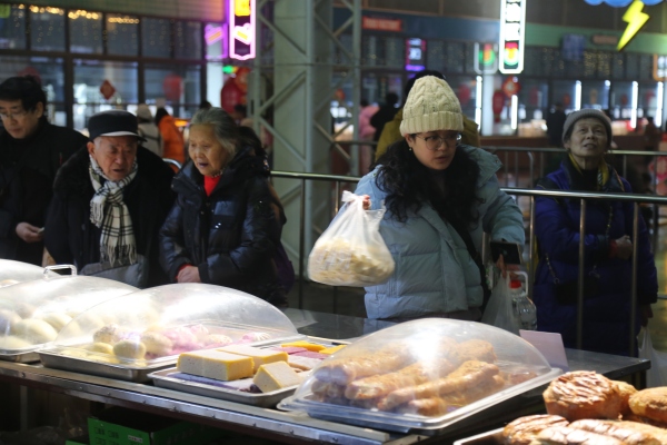 游客在就業幫扶車間購買商品。景區供圖