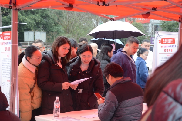 招聘會現場。劉航宇攝