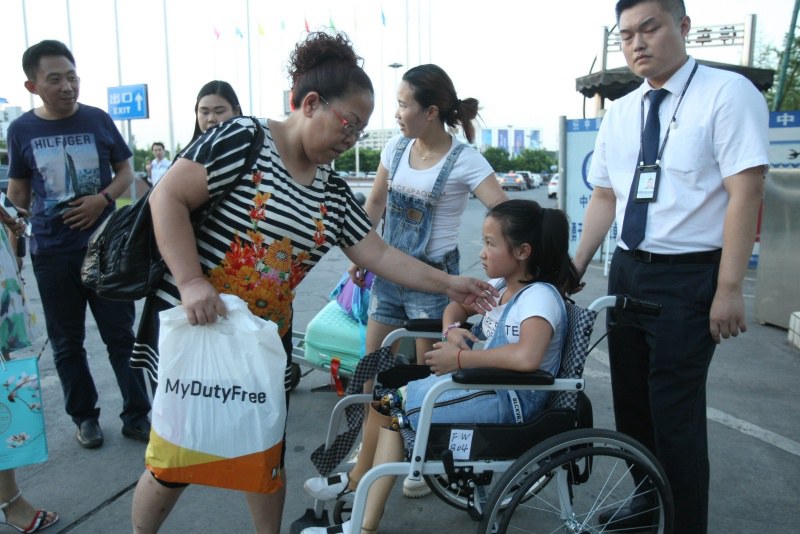 2018年夏天，王蕓菲從美國治療、安裝新義肢回到重慶轉車回四川大竹縣。錢波攝