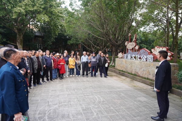 黨員參觀清廉文化公園。陳家橋街道供圖
