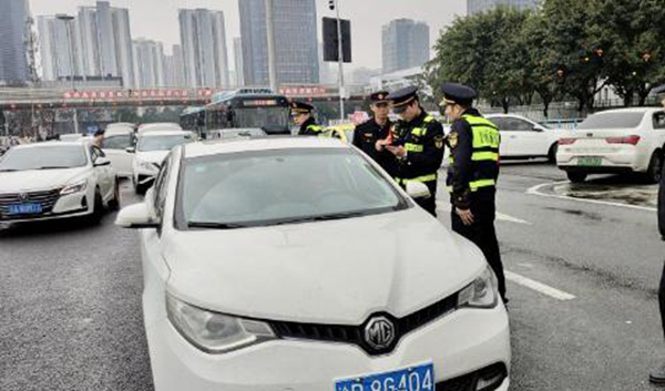 春運期間交通執法人員在火車北站檢查網約車。軌道交通支隊二大隊供圖