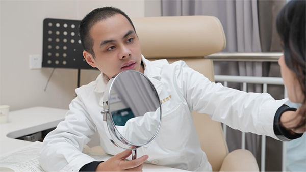 茍磊為求美者進行面診。重慶星榮整形外科醫院供圖