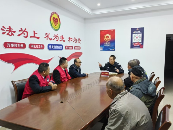 陳楊開展矛盾糾紛化解工作。巴南區公安分局供圖