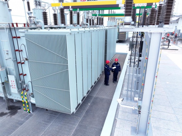 國網重慶市電力公司員工對220千伏重慶東牽引站進行投運前的竣工檢查。賀婷婷攝