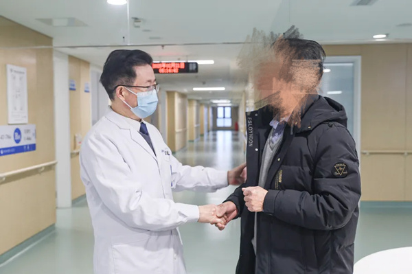 李紅（左）叮囑老張出院后的注意事項。重慶西區醫院供圖