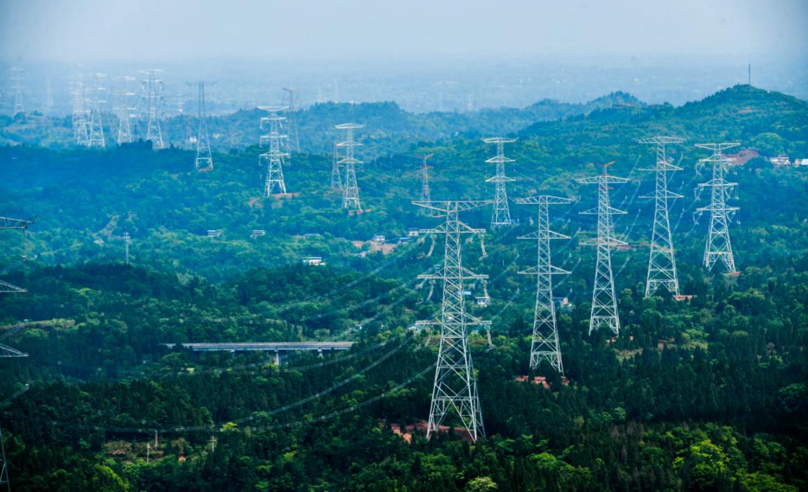 川渝1000千伏特高壓線路重慶段。王化全攝