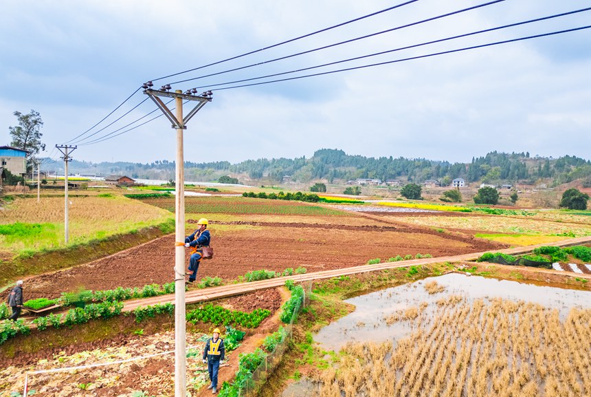 2月25日，在榮昌區吳家鎮雙流村，國網重慶永川供電公司人員以“集中監控+立體巡檢+網格化處置”的高標準巡檢體系開展電力巡檢工作，助力4000余畝高標準農田建設。賴小龍攝