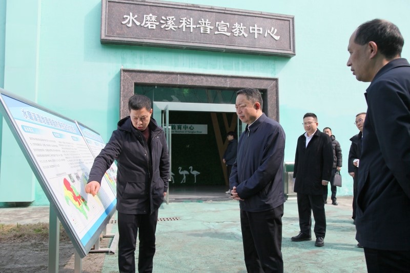 2025年2月25日，時俠聯（左二）到重慶市石柱縣水磨溪科普宣教中心了解長江上游生態保護有關情況。龍彩云攝